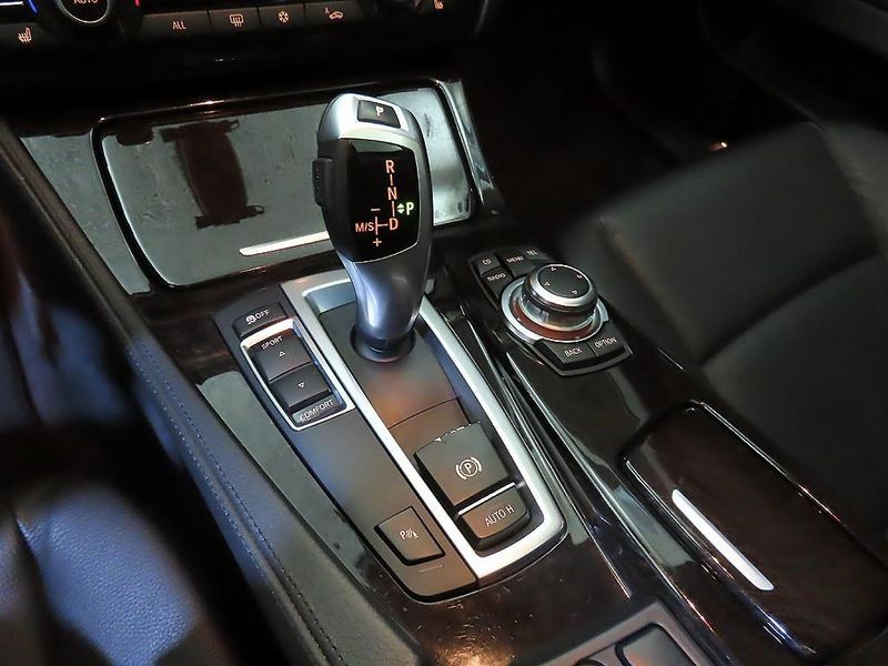 2012 BMW 5 Series 520d photo 12