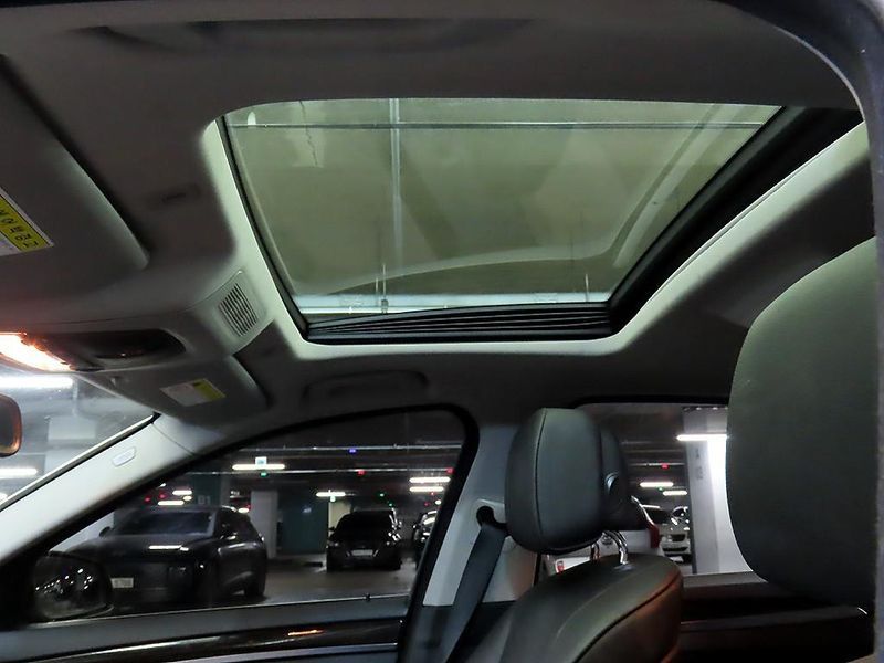 2012 BMW 5 Series 520d photo 18