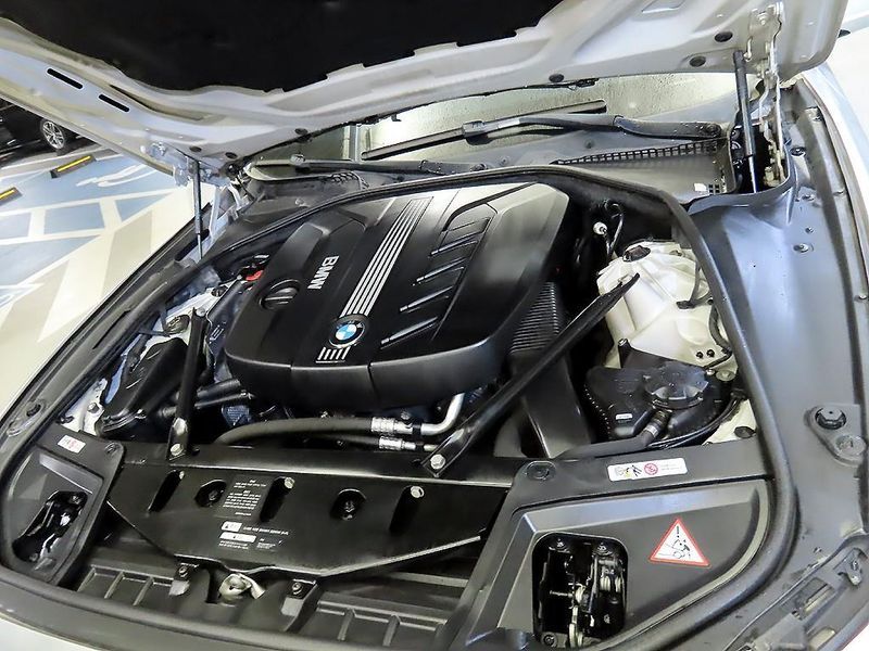 2012 BMW 5 Series 520d photo 19