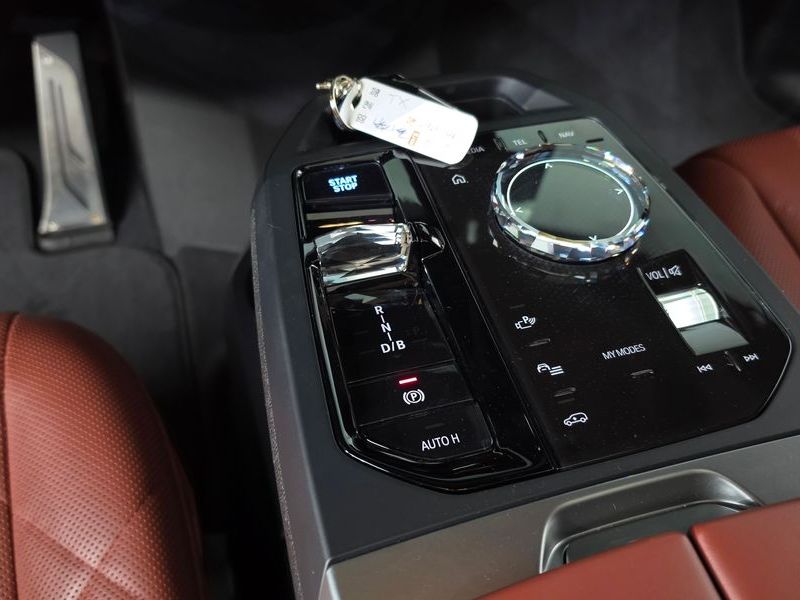 2024 BMW iX xDrive M60 photo 9