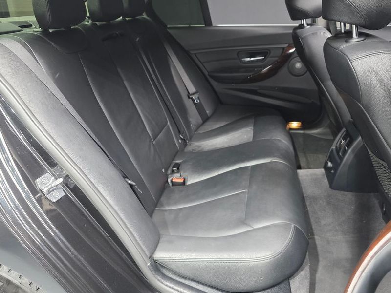 2015 BMW 3 Series 320d Luxury photo 12