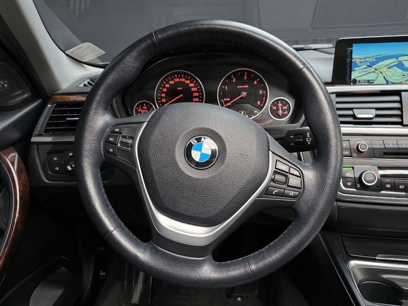 2015 BMW 3 Series 320d Luxury photo 13
