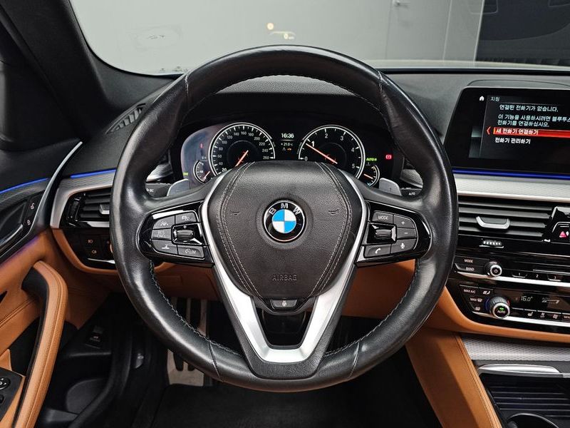 2017 BMW 5 Series 520d M Sport package photo 13