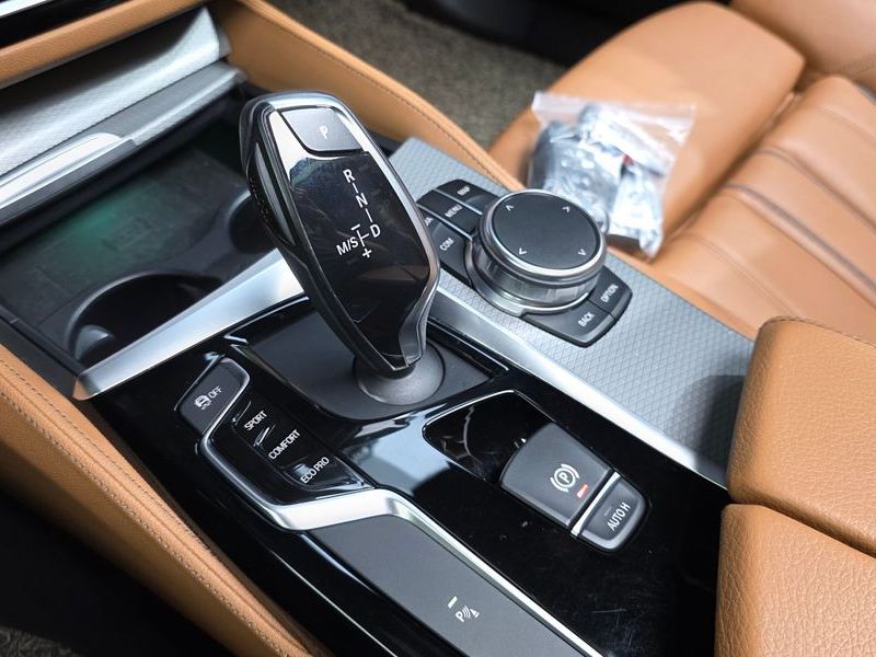 2018 BMW 5 Series 530i xDrive M Sport Package photo 9