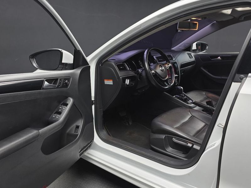 2015 Volkswagen Jetta 2.0 TDI BlueMotion Premium 6th photo 10