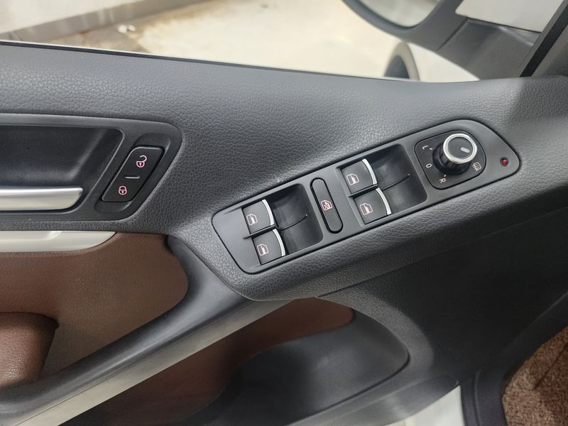 2012 Volkswagen Tiguan 2.0 TDI Premium 5N photo 18