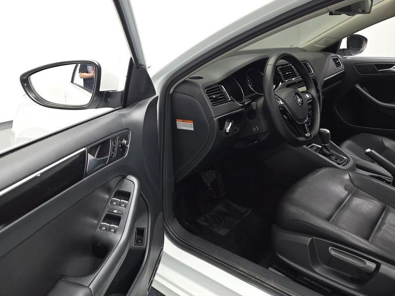 2015 Volkswagen Jetta 2.0 TDI BlueMotion Premium 6th photo 10
