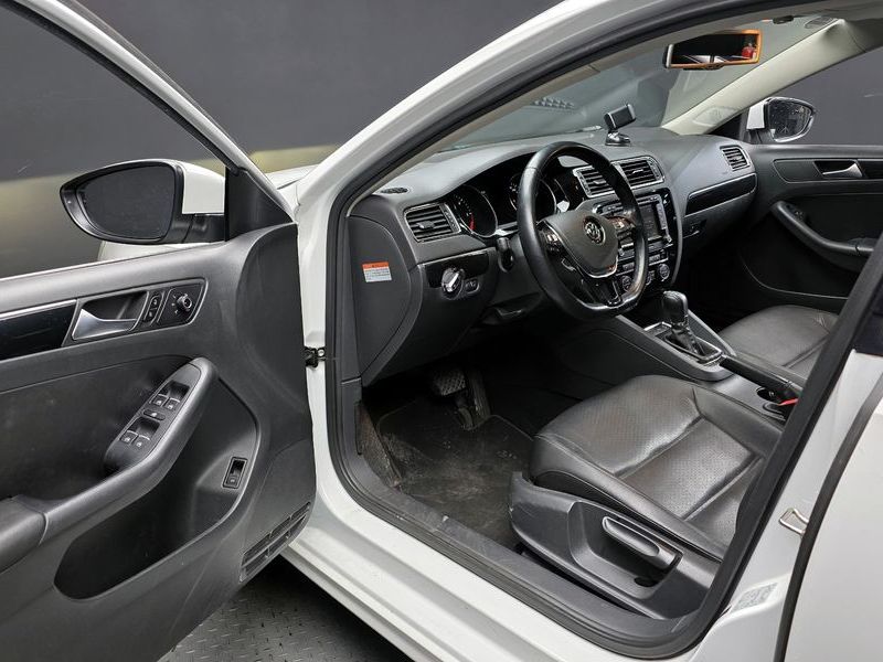 2016 Volkswagen Jetta 2.0 TDI BlueMotion Premium 6th photo 11