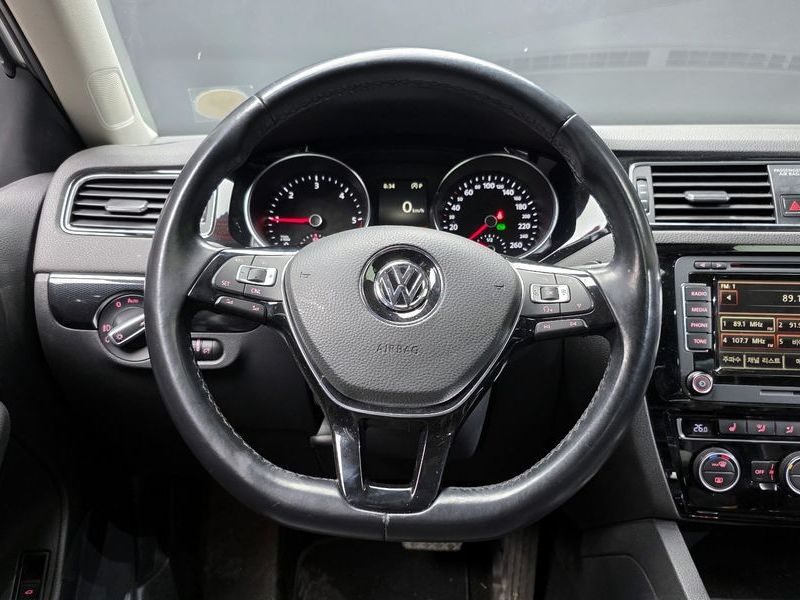 2016 Volkswagen Jetta 2.0 TDI BlueMotion Premium 6th photo 13