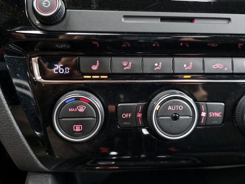 2016 Volkswagen Jetta 2.0 TDI BlueMotion Premium 6th photo 16