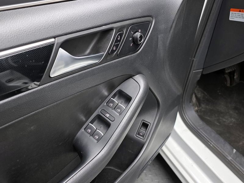 2016 Volkswagen Jetta 2.0 TDI BlueMotion Premium 6th photo 18
