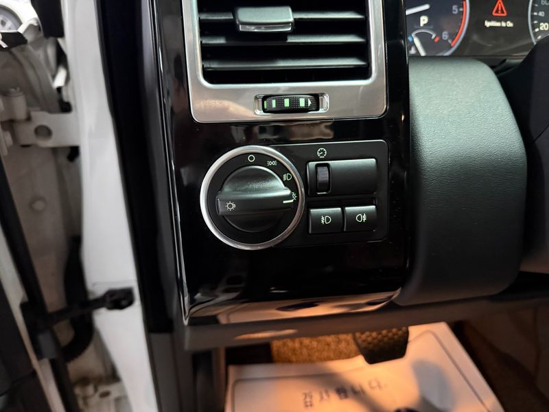 2012 Land Rover Range Rover 4.4 TDV8 Vogue photo 12