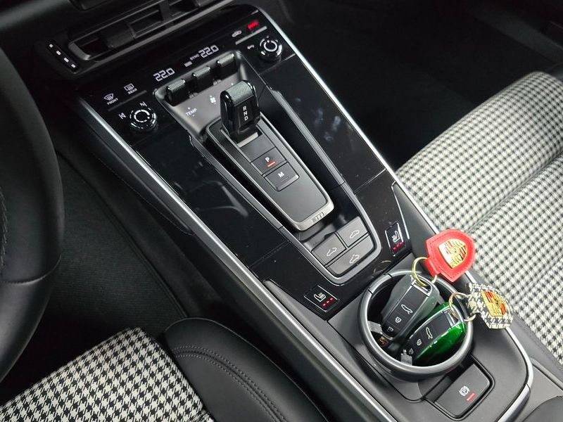 2024 Porsche 911 Carrera 4S photo 9