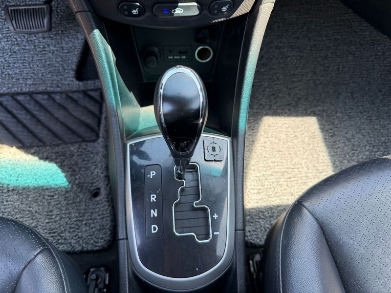 2012 Hyundai Accent Diesel 1.6 VGT Premium photo 9