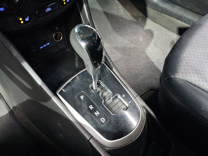 2013 Hyundai Accent Diesel 1.6 VGT Premier photo 9