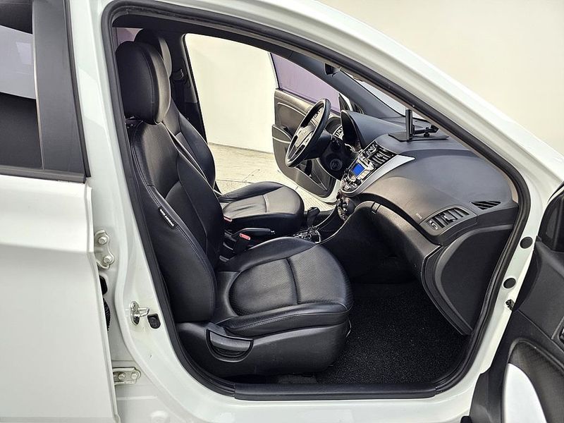 2012 Hyundai Accent Diesel 1.6 VGT Premier photo 11