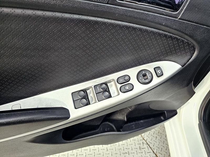 2012 Hyundai Accent Diesel 1.6 VGT Premier photo 12