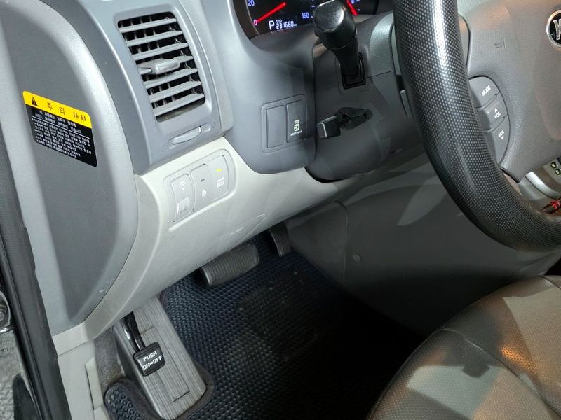 2014 Kia Carnival Grand GLX Premium photo 17
