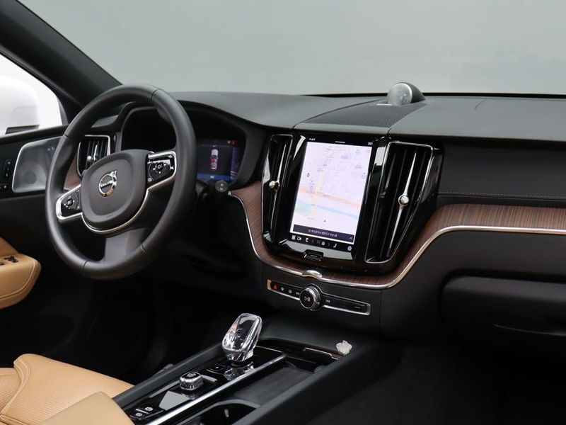 2025 Volvo XC60 B6 Ultra Bright photo 10