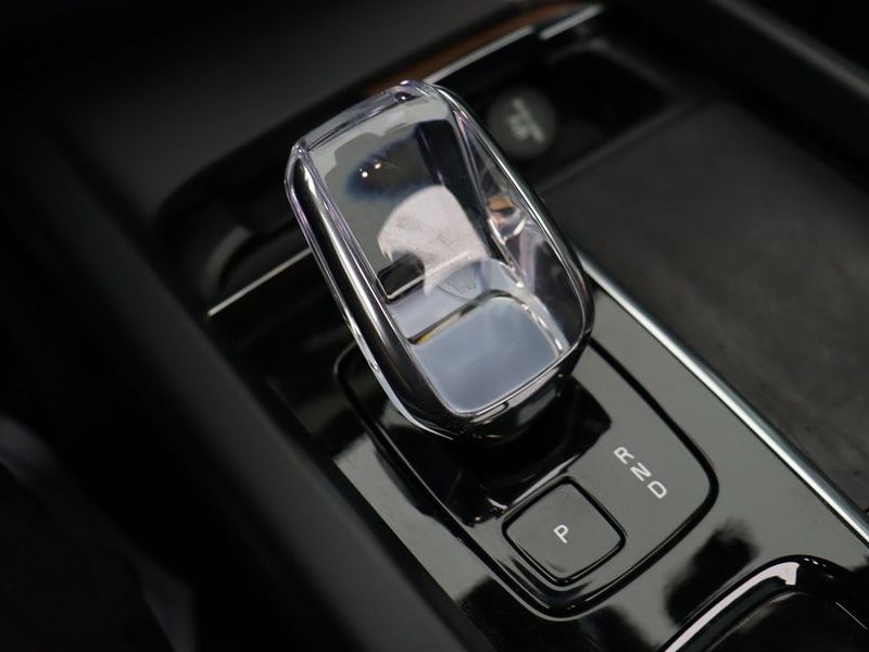 2025 Volvo XC60 B6 Ultra Bright photo 12