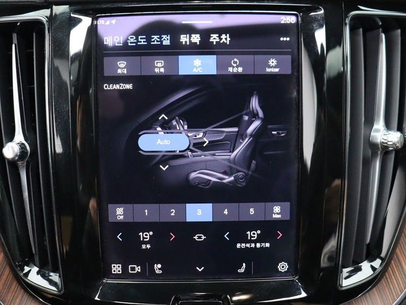 2025 Volvo XC60 B6 Ultra Bright photo 14