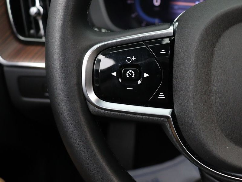 2025 Volvo XC60 B6 Ultra Bright photo 16
