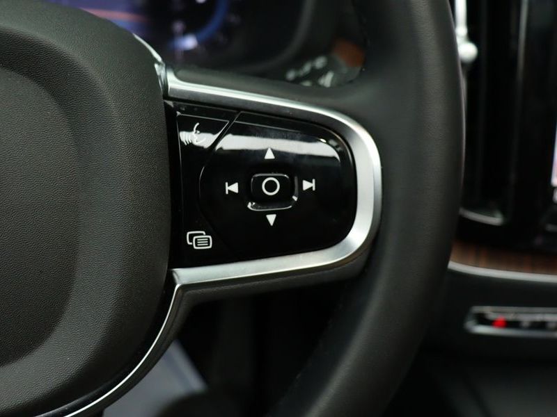 2025 Volvo XC60 B6 Ultra Bright photo 17