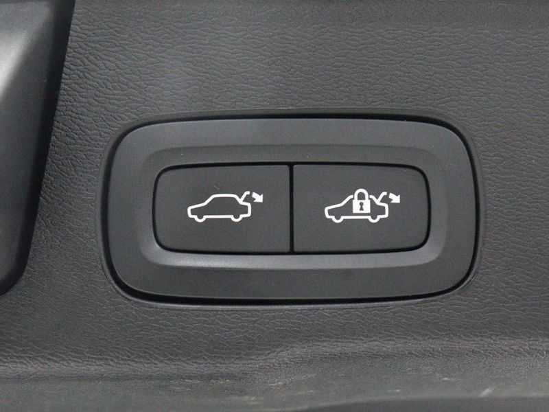 2025 Volvo XC60 B6 Ultra Bright photo 18