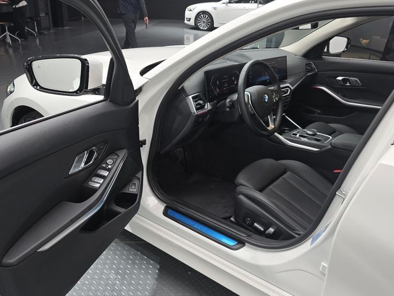 2023 BMW 3 Series 320d Touring photo 11