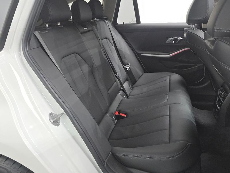 2023 BMW 3 Series 320d Touring photo 12