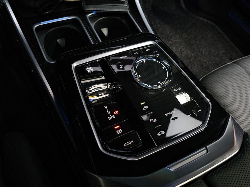 2025 BMW 7 Series 740d xDrive M Sport photo 9