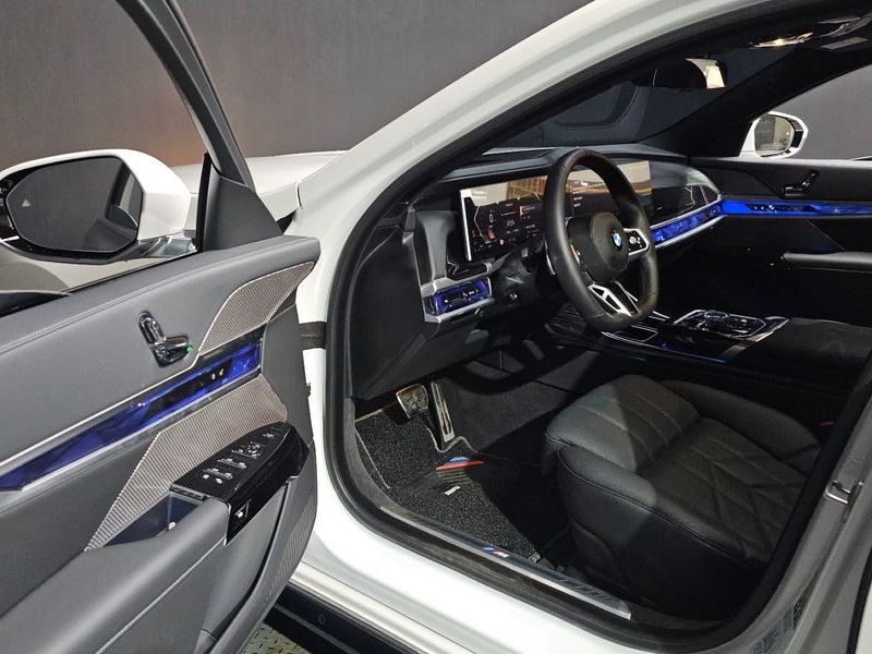 2025 BMW 7 Series 740d xDrive M Sport photo 10