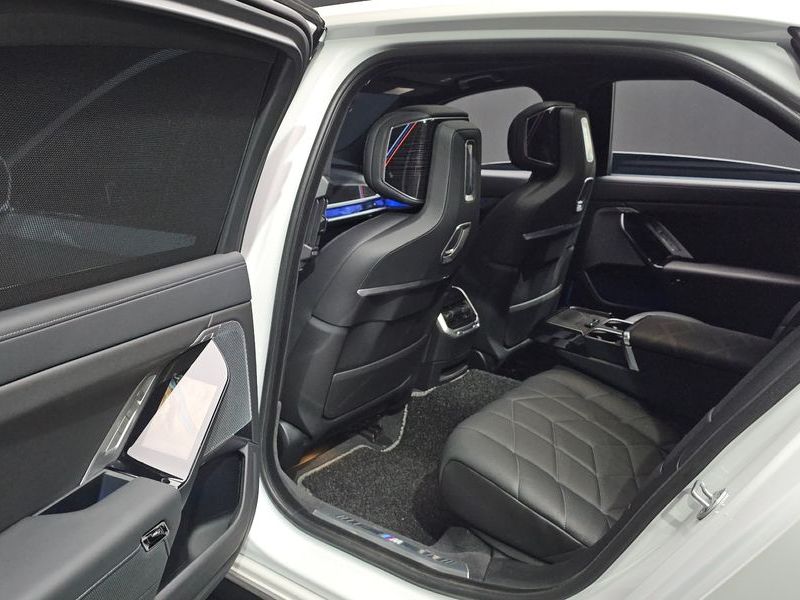 2025 BMW 7 Series 740d xDrive M Sport photo 11