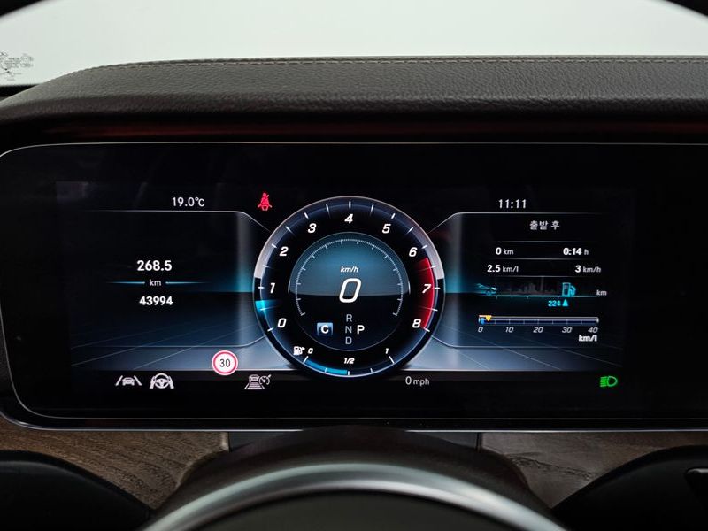 2020 Mercedes-Benz E-Class E300 4MATIC Exclusive photo 8