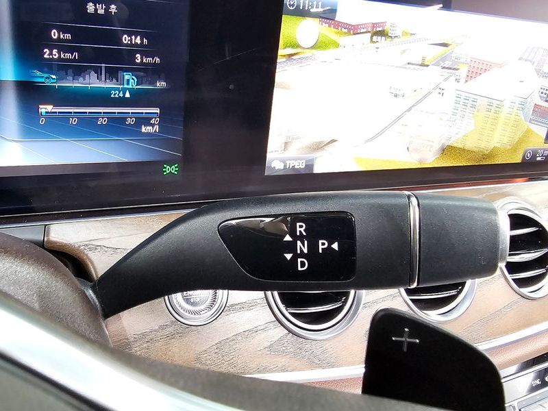 2020 Mercedes-Benz E-Class E300 4MATIC Exclusive photo 17