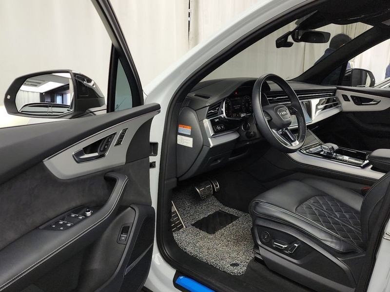 2023 Audi Q7 55 TFSI Quattro Premium photo 10