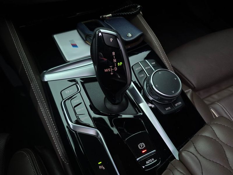 2022 BMW 5 Series 530i xDrive M Sport Package photo 9