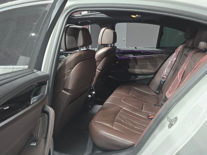 2022 BMW 5 Series 530i xDrive M Sport Package photo 13