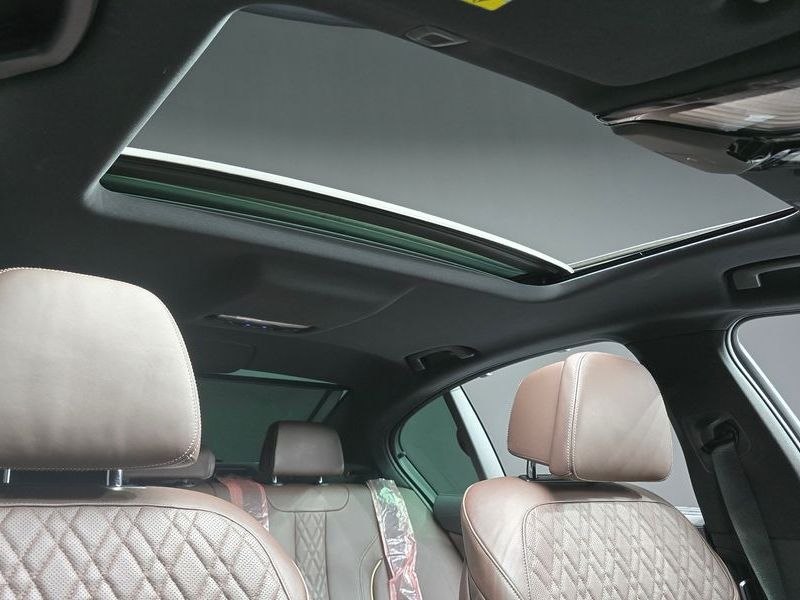 2022 BMW 5 Series 530i xDrive M Sport Package photo 19