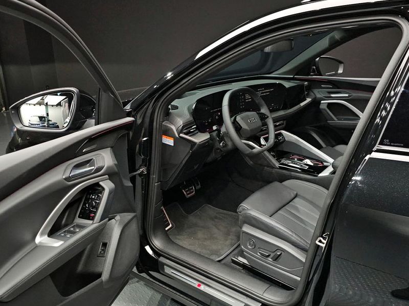 2025 Audi Q5 45 TFSI Quattro S Line Black Ediiton photo 10