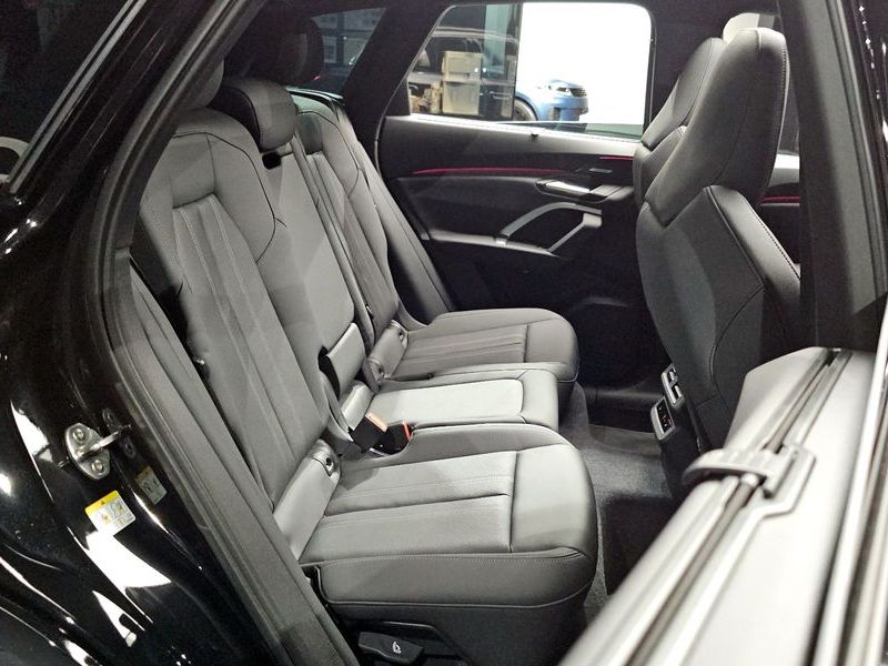 2025 Audi Q5 45 TFSI Quattro S Line Black Ediiton photo 11
