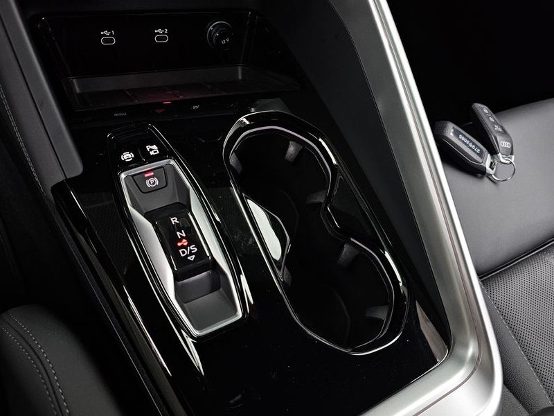 2025 Audi Q5 40 TDI Quattro S Line Black Edition photo 9