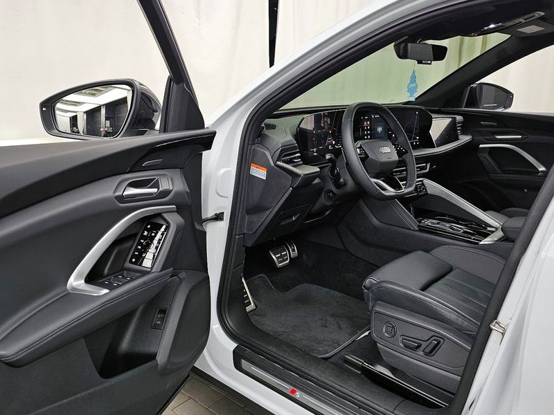 2025 Audi Q5 40 TDI Quattro S Line Black Edition photo 10