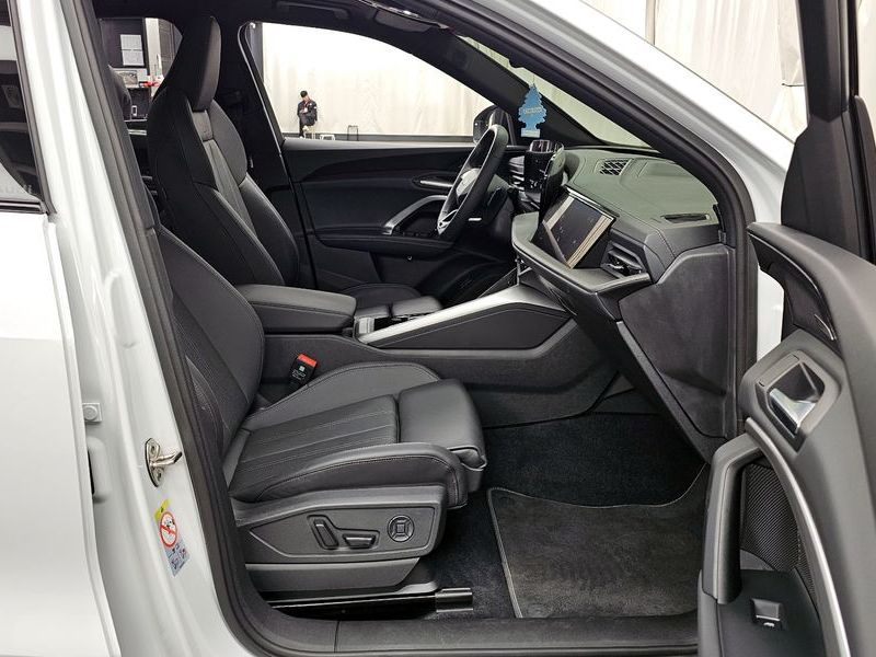 2025 Audi Q5 40 TDI Quattro S Line Black Edition photo 11
