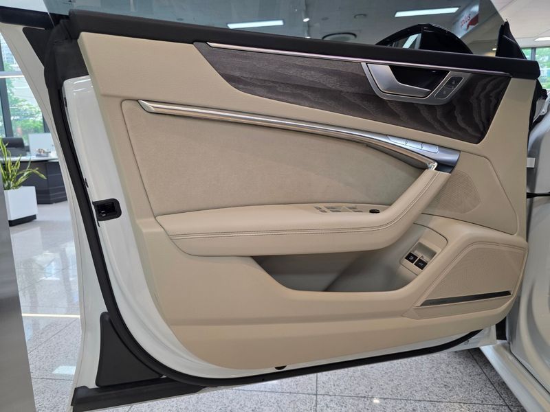2025 Audi A7 55 TFSI e Quattro Premium photo 16