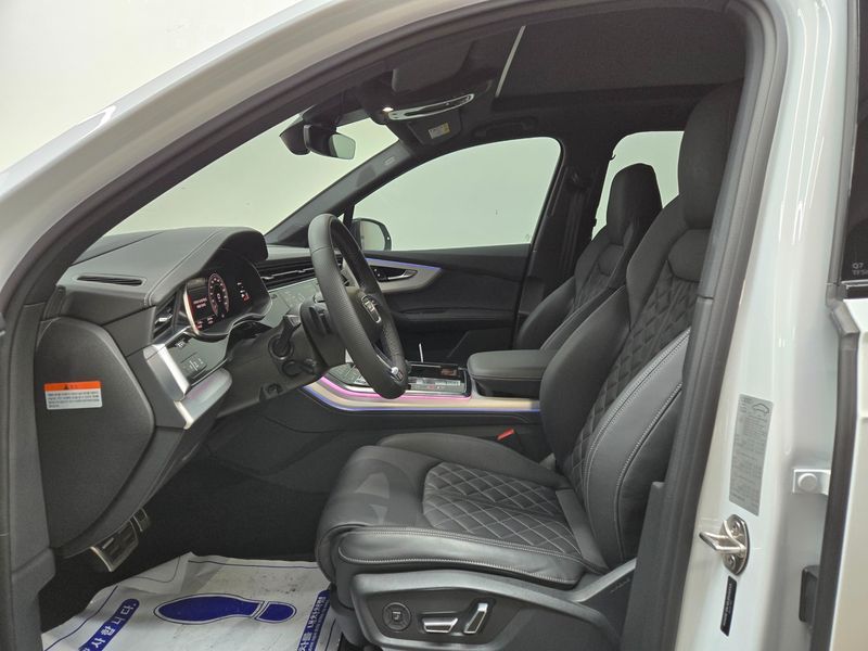 2025 Audi Q7 55 TFSI Quattro Premium photo 9