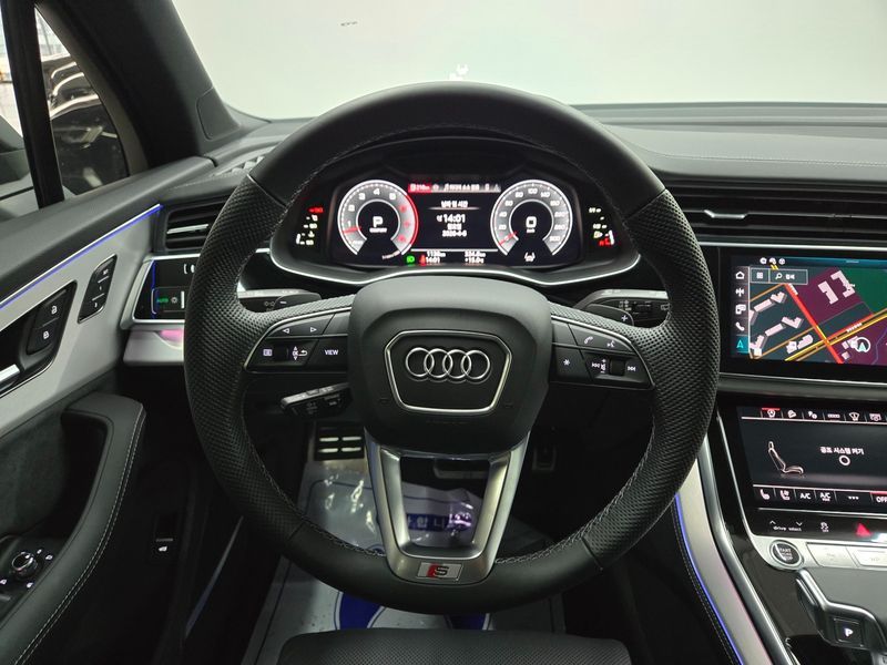 2025 Audi Q7 55 TFSI Quattro Premium photo 11
