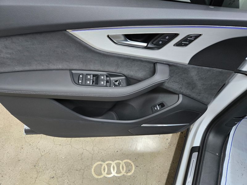 2025 Audi Q7 55 TFSI Quattro Premium photo 12