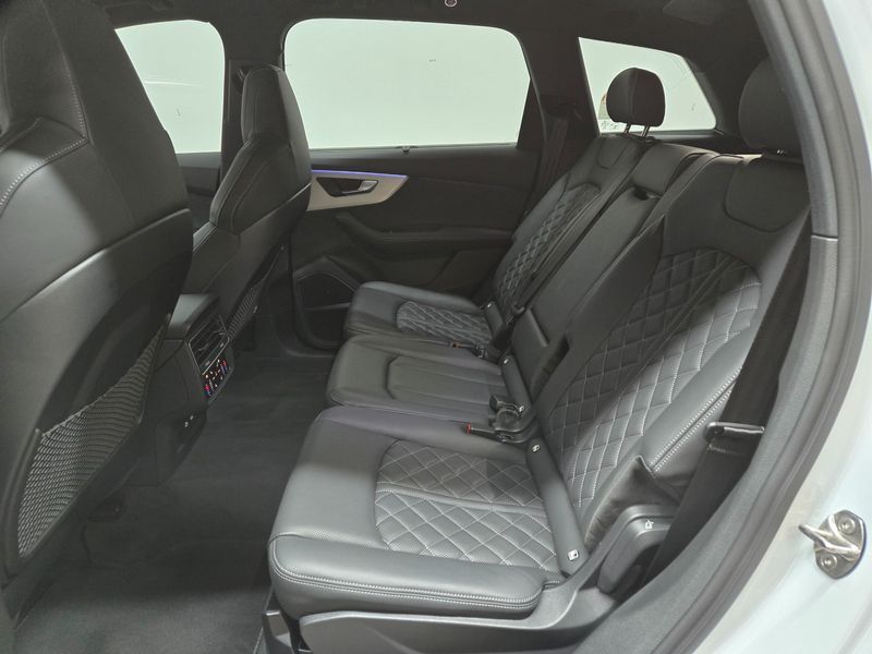 2025 Audi Q7 55 TFSI Quattro Premium photo 16
