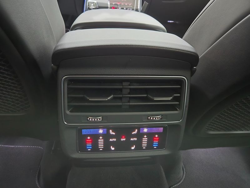 2025 Audi Q7 55 TFSI Quattro Premium photo 17
